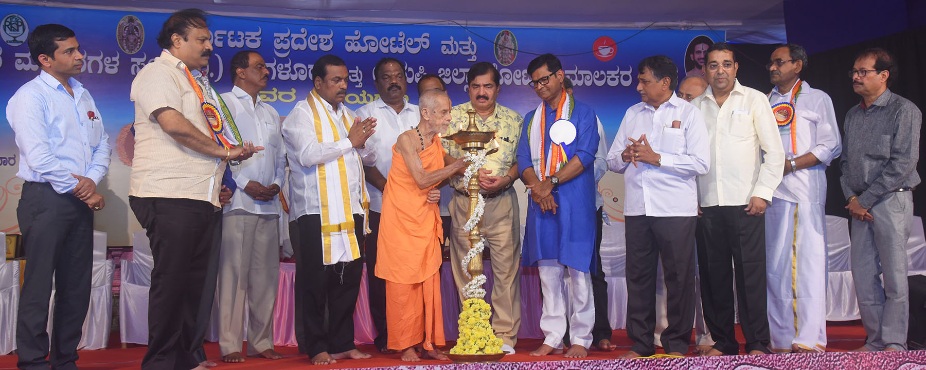 ಹೊಟೇಲಿಗರ ಸಮಾವೇಶ ಉದ್ಘಾಟಿಸಿ ಪೇಜಾವರ ಶ್ರೀ